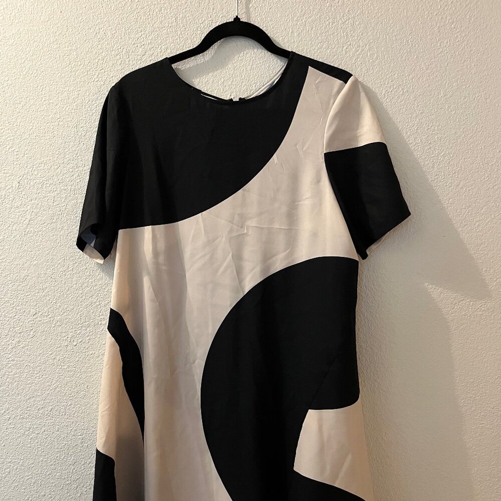 Like new Ali Ro Black and Cream asymetrical dress size 8